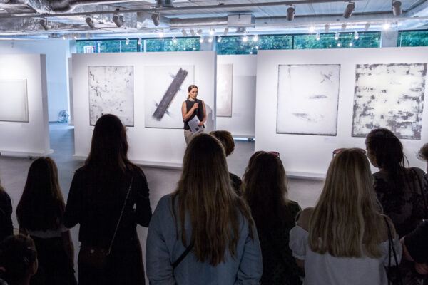 Exhibition wystawa indywidualna wernisaz Tymczasowa Warszawa Warsaw paintings objects new media by Sylwia-Zolkiewska curator Joanna Pongowska 2018 1a Sylwia Żółkiewska is Polish interdisciplinary visual artist who combines digital innovations (also AI), contemporary aesthetics, and creative research to explore the dynamic interplay between the digital and physical realms. Her practice investigates how new technologies influence contemporary visual imagery, perceptions of time, memory, and emotions. She delves into the ephemeral, adaptive, and transformative qualities of modern visual culture and its evolving aesthetics. Her works have been featured in global exhibitions and recognized at prestigious festivals, including Era New Horizons (2008), AltFF Festival (2023), and Punto y Raya (2023, 2024).
Sylwia Żółkiewska to polska interdyscyplinarna artystka wizualna, która łączy innowacje cyfrowe (np. AI), współczesną estetykę i badania artystyczne, eksplorując dynamiczne relacje między światem cyfrowym a fizycznym. Jej praktyka bada wpływ nowych technologii na współczesny obraz, percepcję czasu, pamięci i emocji. Artystka zgłębia efemeryczne, adaptacyjne i transformacyjne cechy współczesnej kultury wizualnej i jej estetyki. Jej prace były prezentowane na wystawach na całym świecie oraz docenione na prestiżowych festiwalach, takich jak Era Nowe Horyzonty (2008), AltFF Festival (2023) i Punto y Raya (2023, 2024).